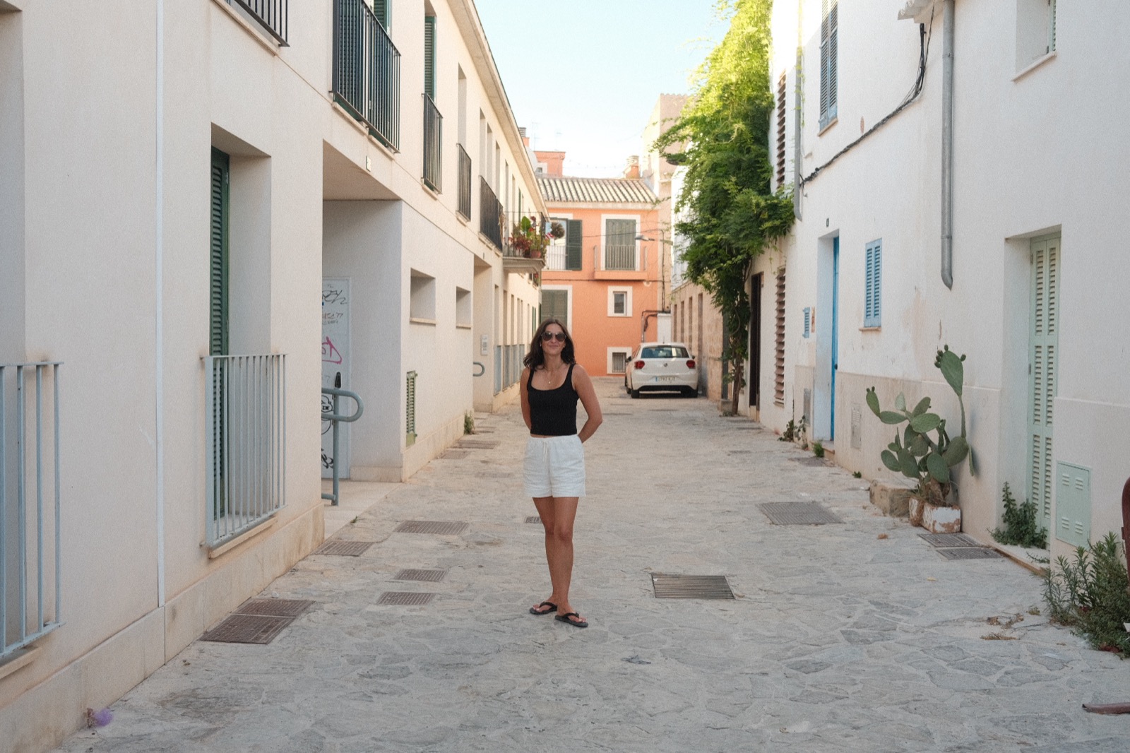 Britt in a Palma alleyway